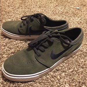 Super cute women’s Nike sneakers